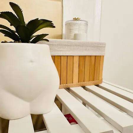 Wood & Moss - - Free Parking - Garden Apartment