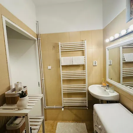 Wood & Moss - - Free Parking - Garden شقة *