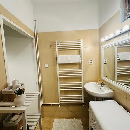 Wood & Moss - - Free Parking - Garden شقة *