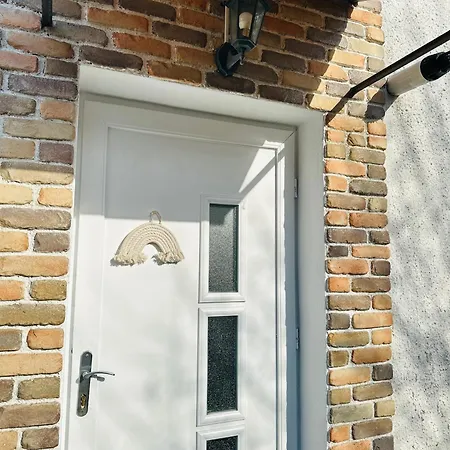 Wood & Moss - - Free Parking - Garden Apartment