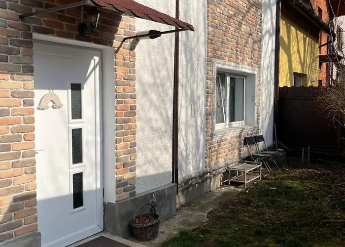 Wood & Moss - - Free Parking - Garden Apartment *