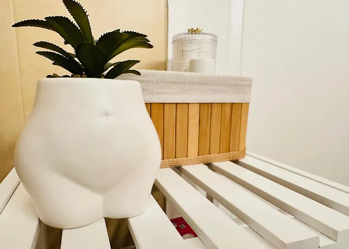 Wood & Moss - - Free Parking - Garden Apartment