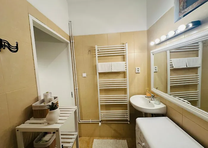 Wood & Moss - - Free Parking - Garden Apartment *