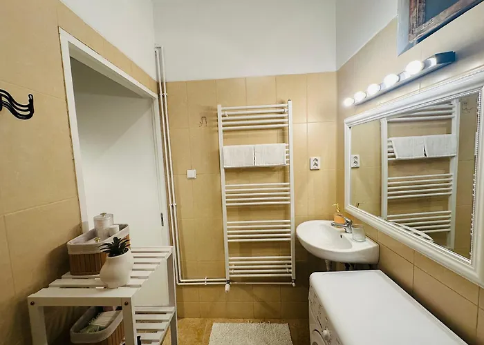 Wood & Moss - - Free Parking - Garden Apartment *